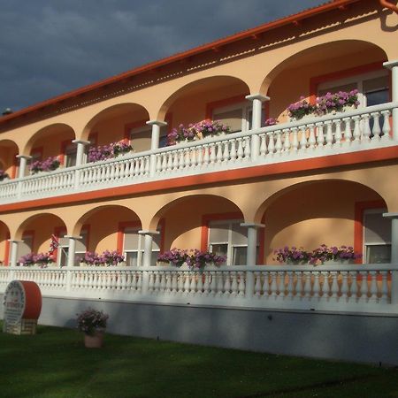 Bed and Breakfast Arkadenhaus Steiner Подерсдорф-ам-Зе Экстерьер фото